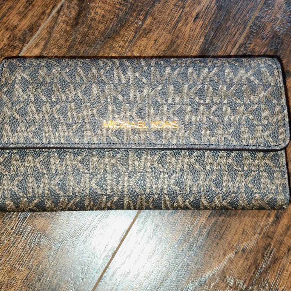 NWT Large Logo Tri Fold Jet Set Traveler Wallet
